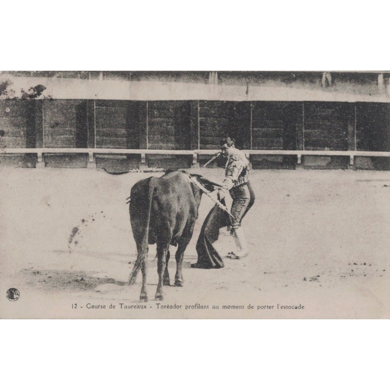 COURSE DE TAUREAUX - TOREADOR PROFILANT AU MOMENT DE PORTER L'ESTOCADE - CARTE DE NIMES DATEE DE 1913.