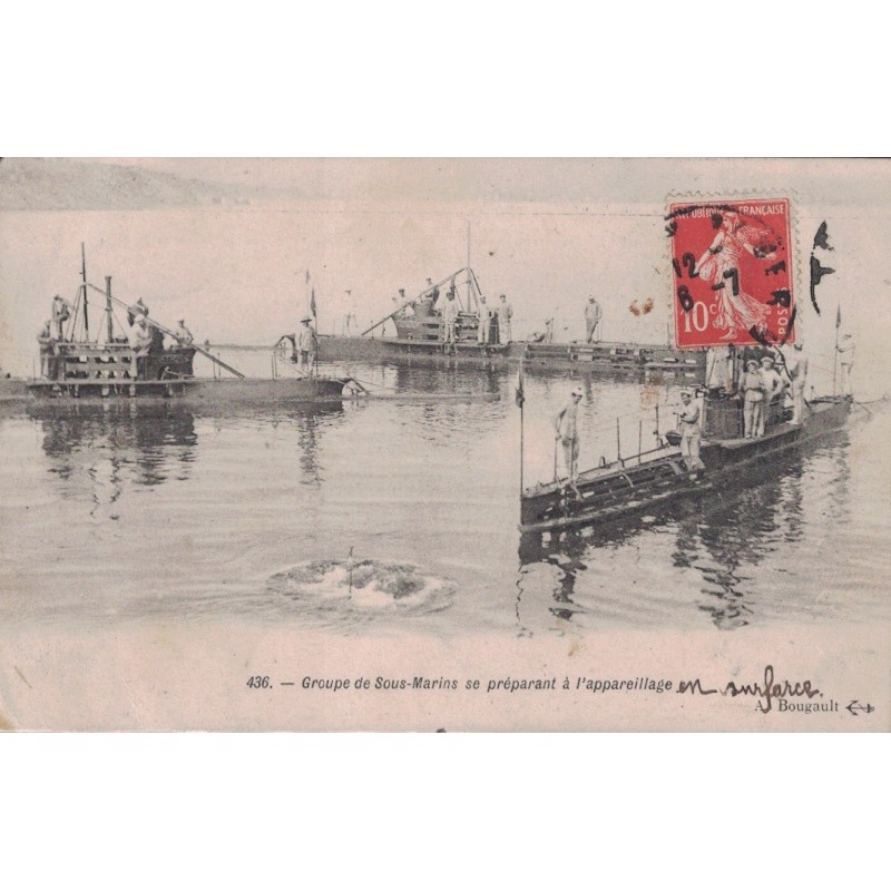 SOUS MARIN - GROUPE DE SOUS MARINS SE PREPARANT A L'APPAREILLAGE - CARTE DATEE DE 1911.