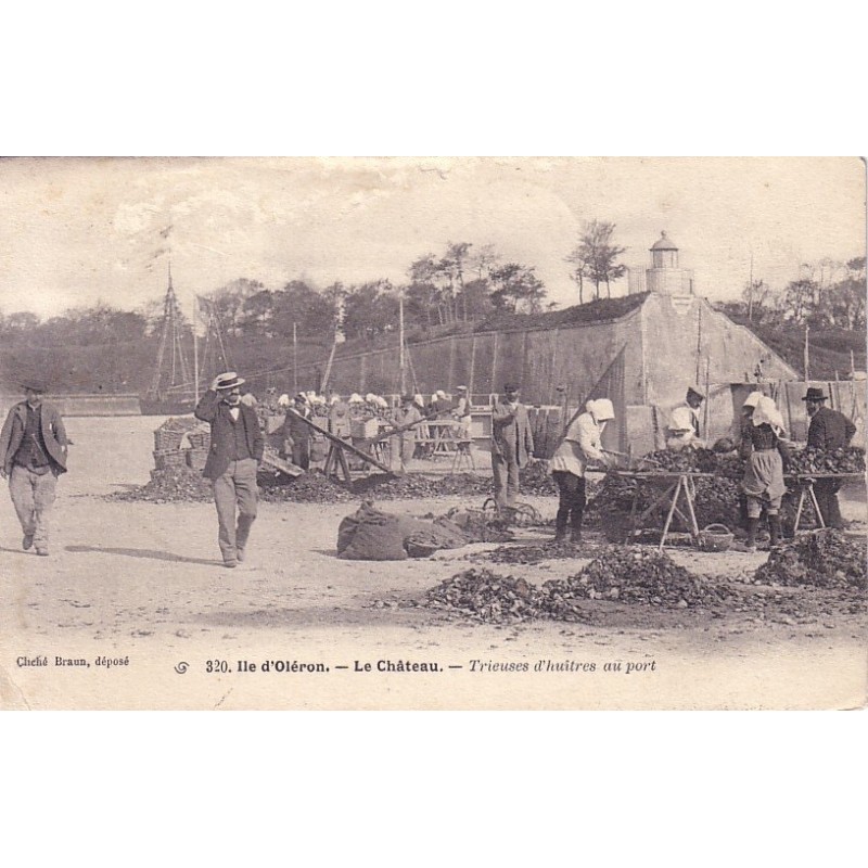 OLERON - LE CHATEAU - TRIEUSES D'HUITRES AU PORT - METIER - CARTE DATEE DE 1904.