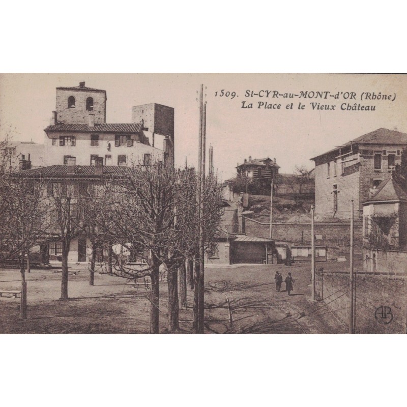 SAINT CYR AU MONT D'OR - LA PLACE ET LE VIEUX CHATEAU - CARTE NON CIRCULEE.