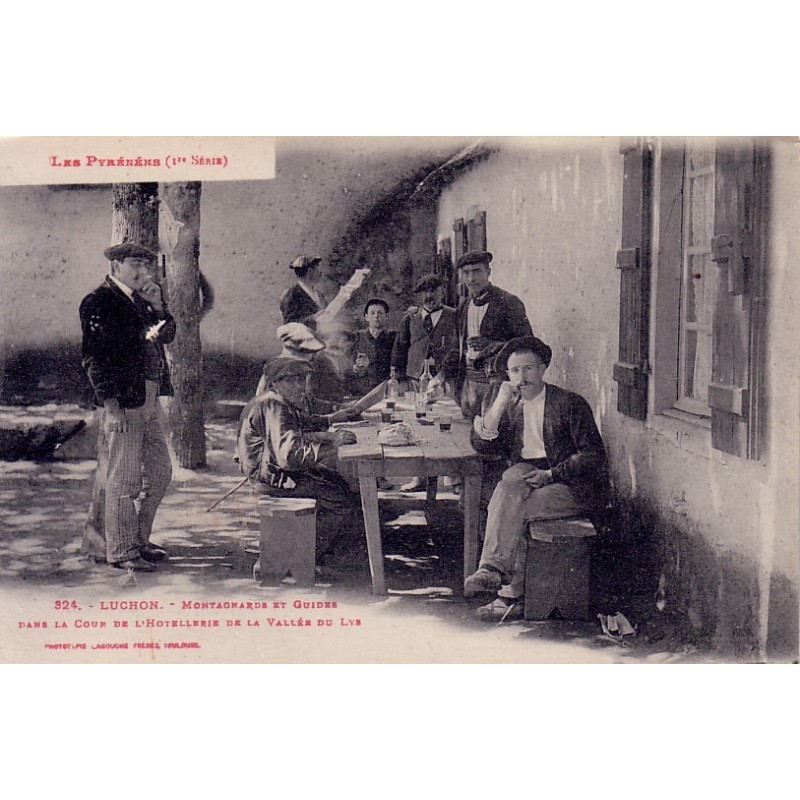 LUCHON - MONTAGNARDS ET GUIDES - DANS LA COUR DE L'HOTELLERIE DE LA VALEE DU LYS - CARTE PUBLICITAIRE SERUM ANTITUBERCULLEUX.