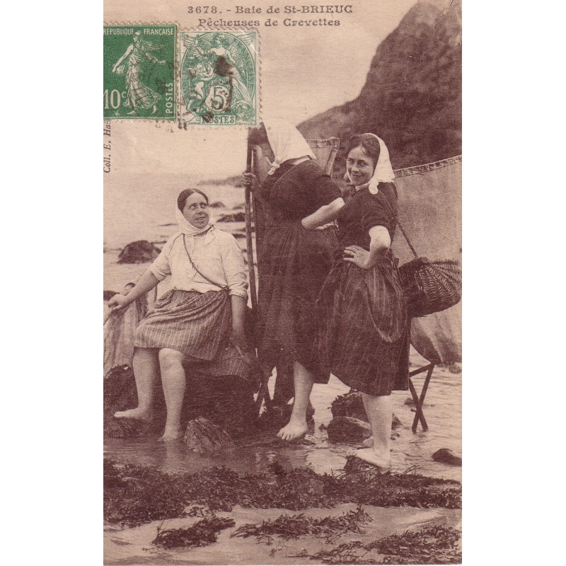 SAINT BRIEUC - LES PECHEUSES DE CREVETTES - LA BAIE DE ST BRIEUC - CARTE DATEE DE 1925.