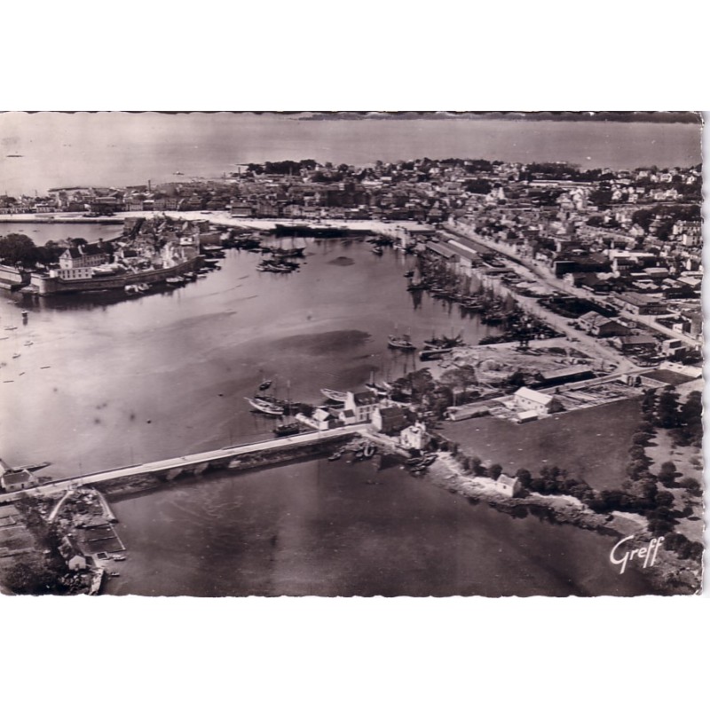 CONCARNEAU - VUE AERIENNE - LE PORT - LA VILLE CLOSE ET ENSEMBLE DE LA VILLE - CARTE DATEE DE 1952.