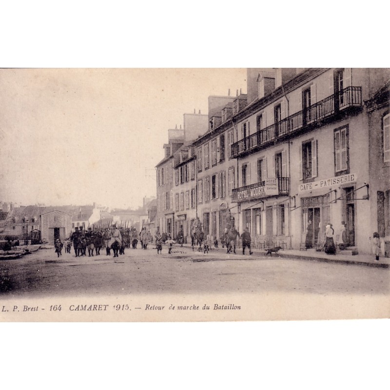 CAMARET SUR MER - RETOUR DE MARCHE DU BATAILLON - A DROITE L'HOTEL MODERNE ET LE CAFE - CARTE NON CIRCULEE.