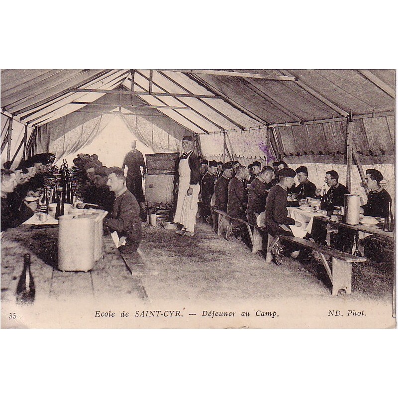 SAINT CYR L'ECOLE - DEJEUNER AU CAMP - ANIMATION - CARTE DATEE DE 1915.