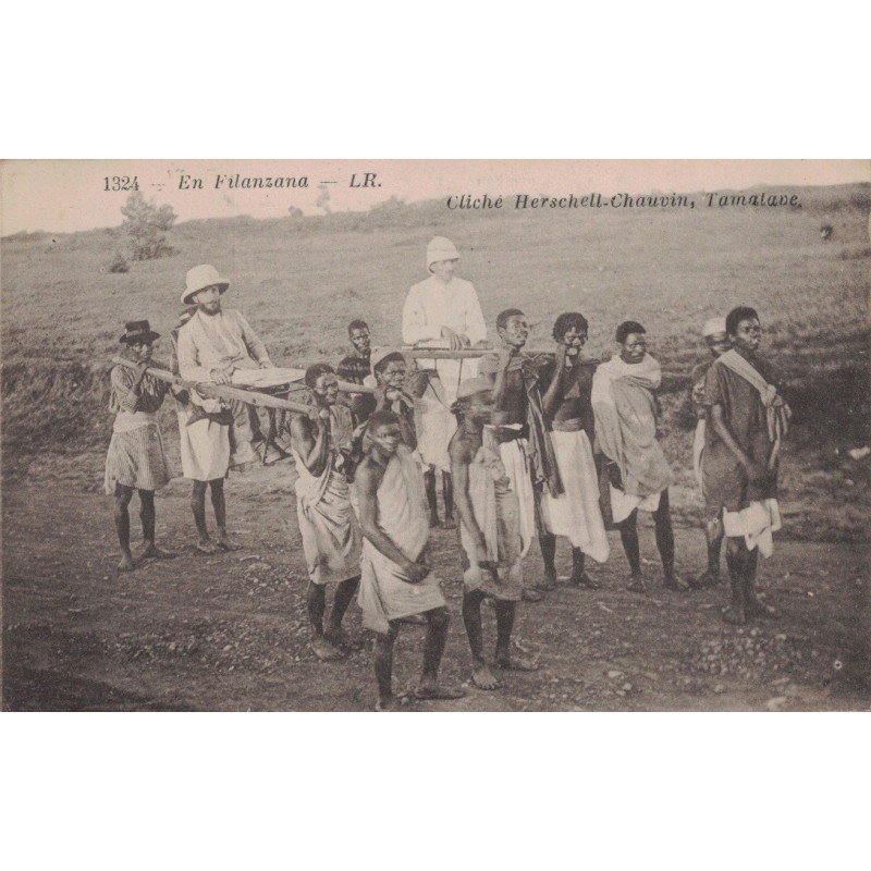 MADAGASCAR - EN FILANZANA - CHAISE A PORTEUR - HOMMES BLANCS AVEC LE CASQUE COLONIAL - NON CIRCULEE.