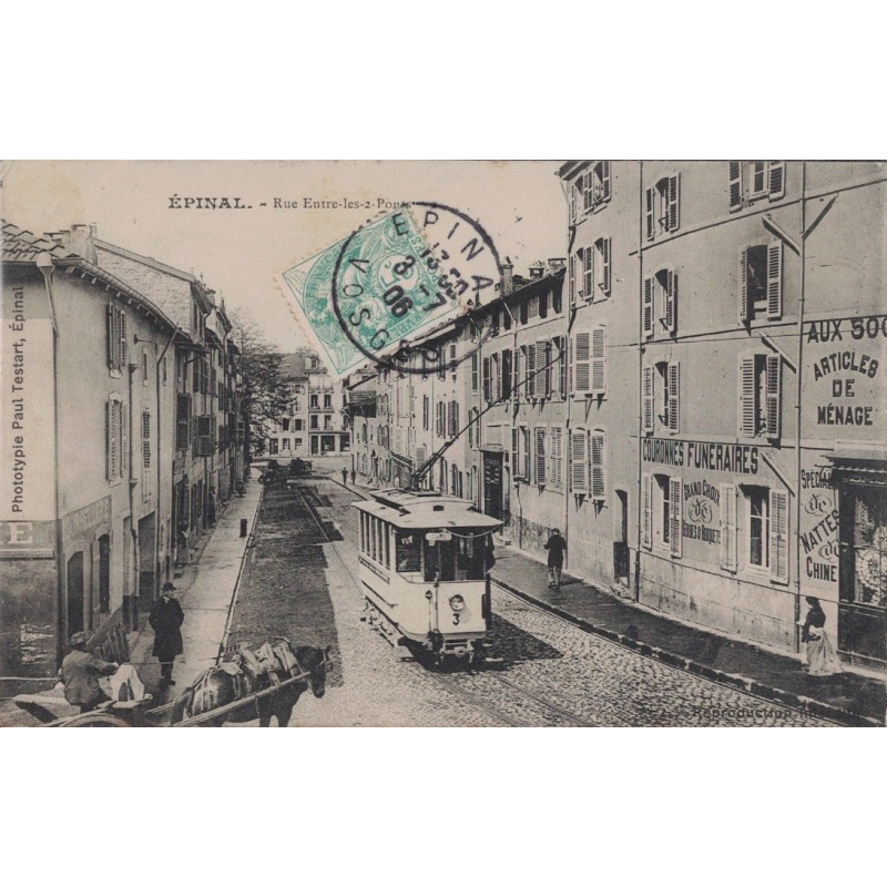 EPINAL - RUE ENTRE LES DEUX PONTS - ANIMATION - LE TRAM - CARTE DATEE DE 1906.