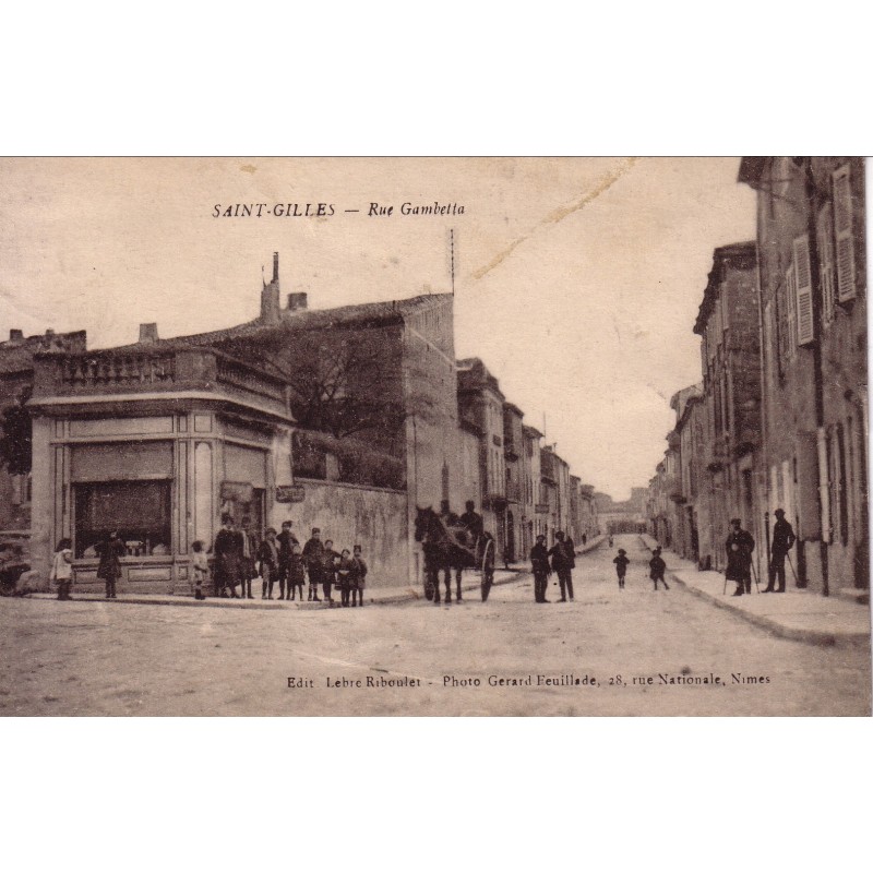 SAINT GILLES - RUE GAMBETTA - LEGERE TRACE  BRUNE - CARTE DATEE DE 1917.