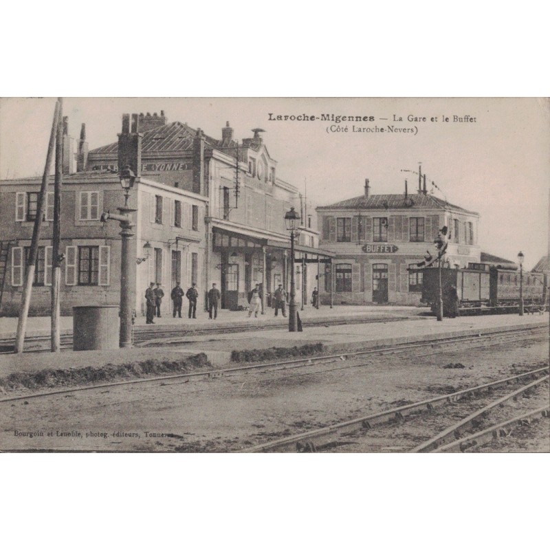 copy of VILLENEUVE L'ARCHEVEQUE - LA GARE - ANIMATION ET ATTELAGE - CARTE AVEC TEXTE.