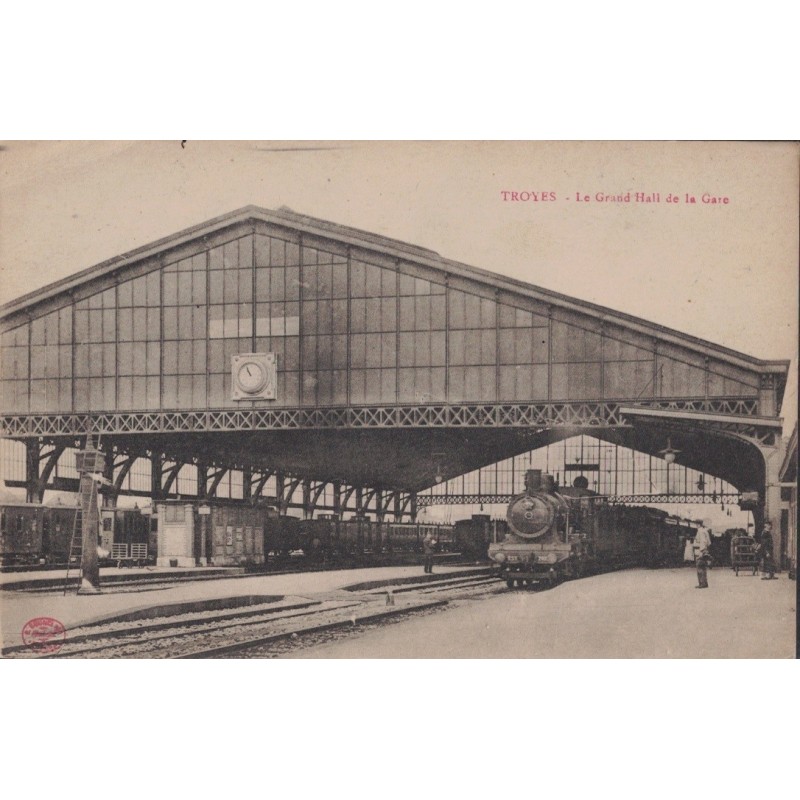 TROYES - LE GRAND HALL DE LA GARE - LOCOMOTIVE - ANIMATION -  CARTE DATEE DE 1919.