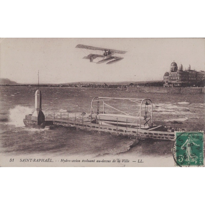 SAINT RAPHAEL - HYDRO-AVION EVOLUANT AU DESSUS DE LA VILLE - CARTE DATEE DE 1914.