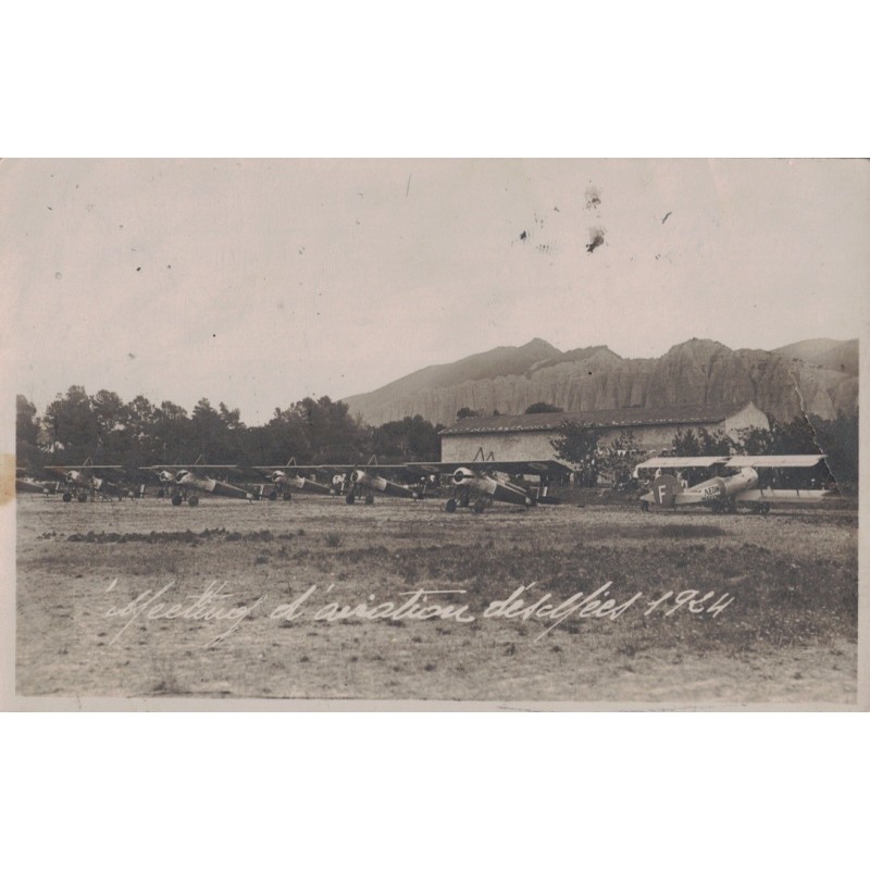 LES MEES - MEETING D'AVIATION DES MEES 1924 - EN ARRIERE PLAN LES PENITENTS - RARE CARTE PHOTO AVEC TEXTE.