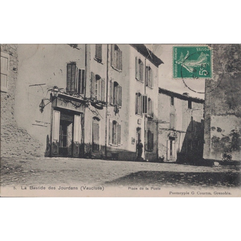 LA BASTIDE DES JOURDANS - PLACE DE LA POSTE - CARTE DATEE DE 1911.