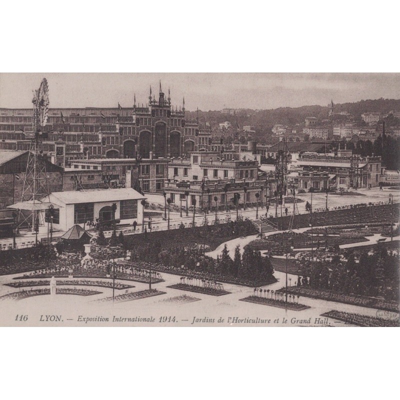 LYON - EXPOSITION INTERNATIONALE DE 1914 - JARDIN DE L'HORTICULTURE ET LE GRAND HALL - CARTE NON CIRCULEE.