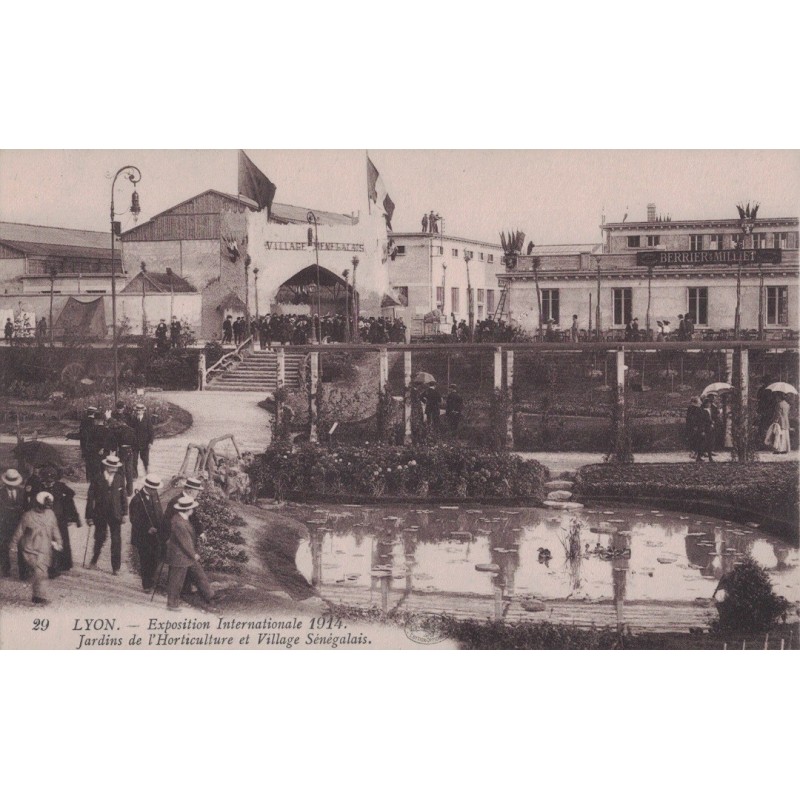 LYON - EXPOSITION INTERNATIONALE DE 1914 - JARDIN DE L'HORTICULTURE ET LE VILLAGE SENEGALAIS - CARTE NON CIRCULEE.