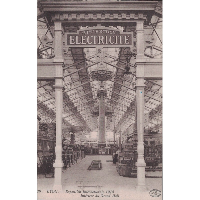 LYON - EXPOSITION INTERNATIONALE DE 1914 - INTERIEUR DU GRAND HALL - SECTION ELECTRICITE - CARTE NON CIRCULEE.