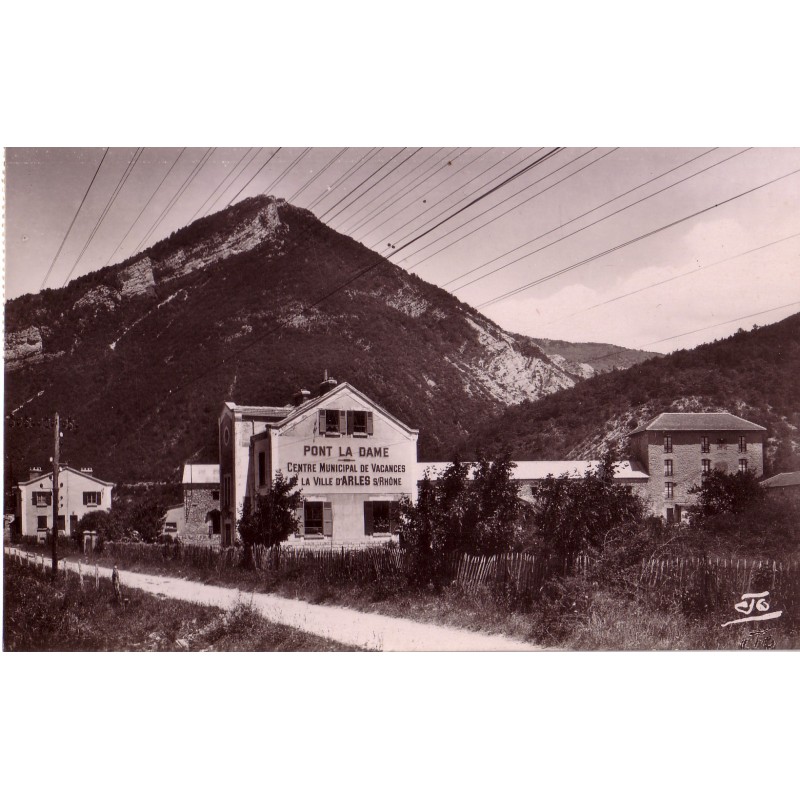 PONT LA DAME - CENTRE MUNICIPAL DE VACANCES DE LA VILLE D'ARLES SUR RHONE - COLONIE DE VACANCES - DATEE DE 1958.