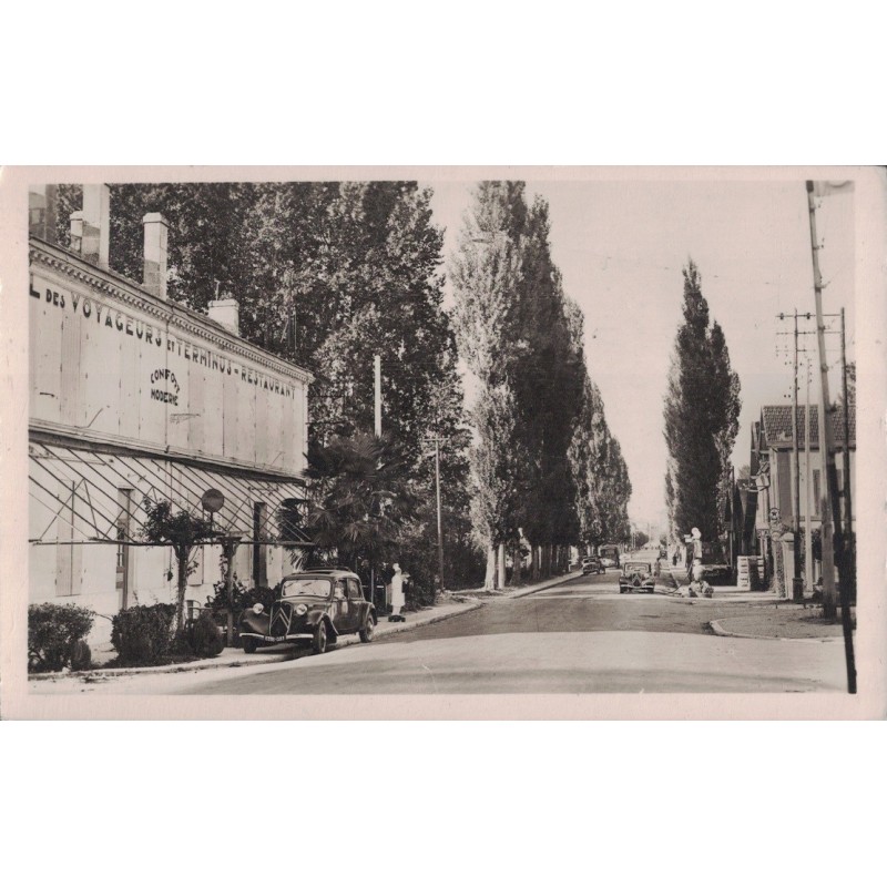 JARNAC - L'AVENUE DE LA GARE - CARTE DATEE DE 1955.