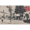 OLERON - LA BREE LES BAINS - LA PLACE - ANIMATION - CARTE DATEE DE 1909.