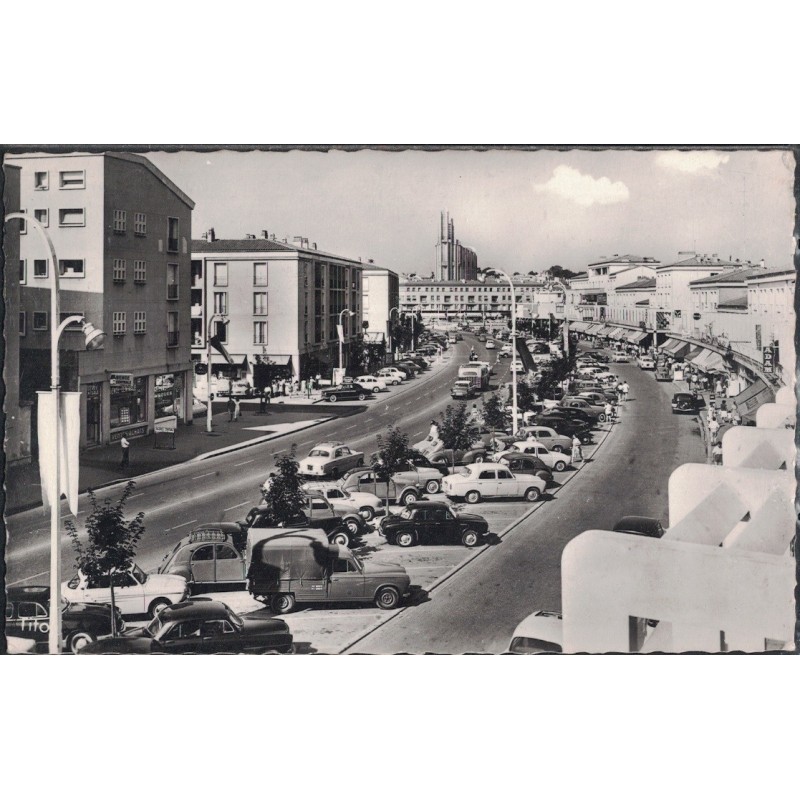 ROYAN - LA RUE DE LA REPUBLIQUE - LE CLOCHER DE NOTRE DAME - CARTE NON CIRCULEE.