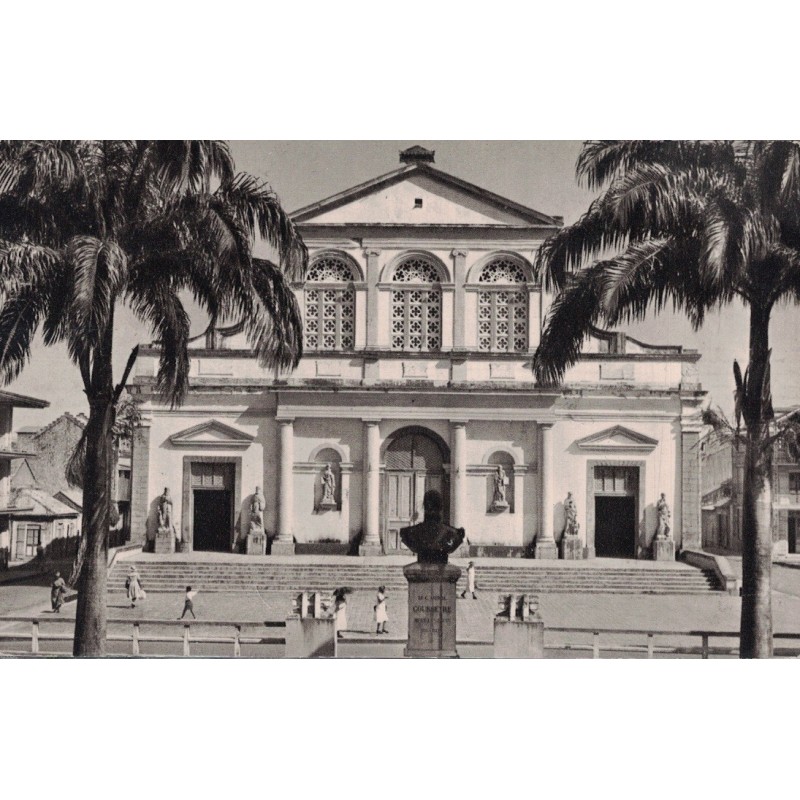 POINTE A PITRE - L'EGLISE ST PIERRE ST PAUL - CARTE NON CIRCULEE.