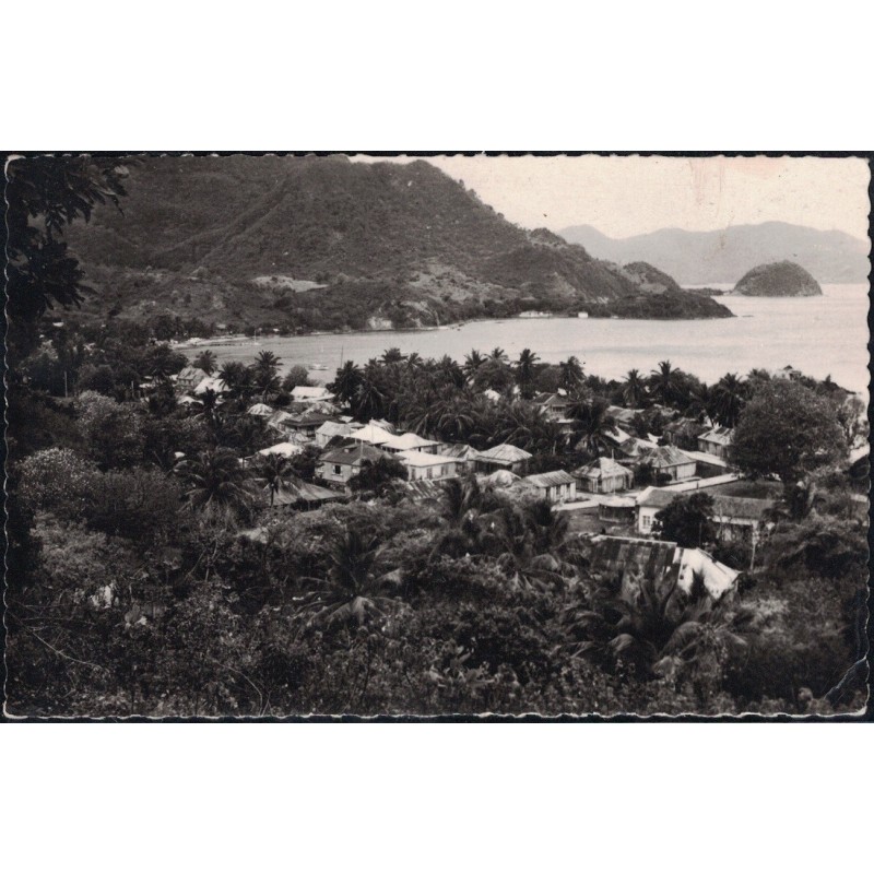 TERRE DE HAUT - LES SAINTES - VUE SUR LE FOND DU CURE - CARTE NON CIRCULEE.