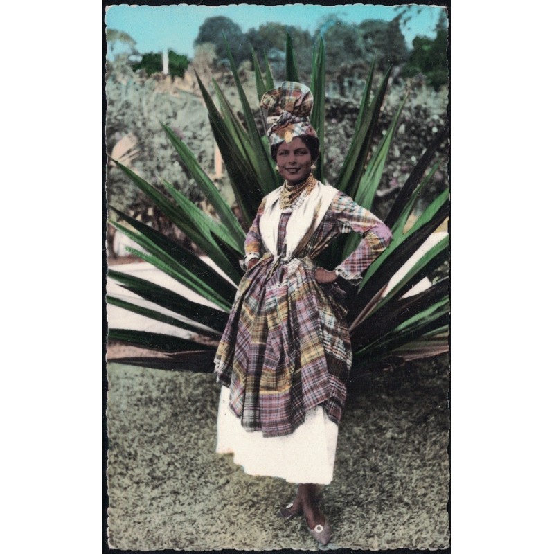 GUADELOUPE - JEUNE FILLE EN COSTUME LOCAL - CARTE NON CIRCULEE.