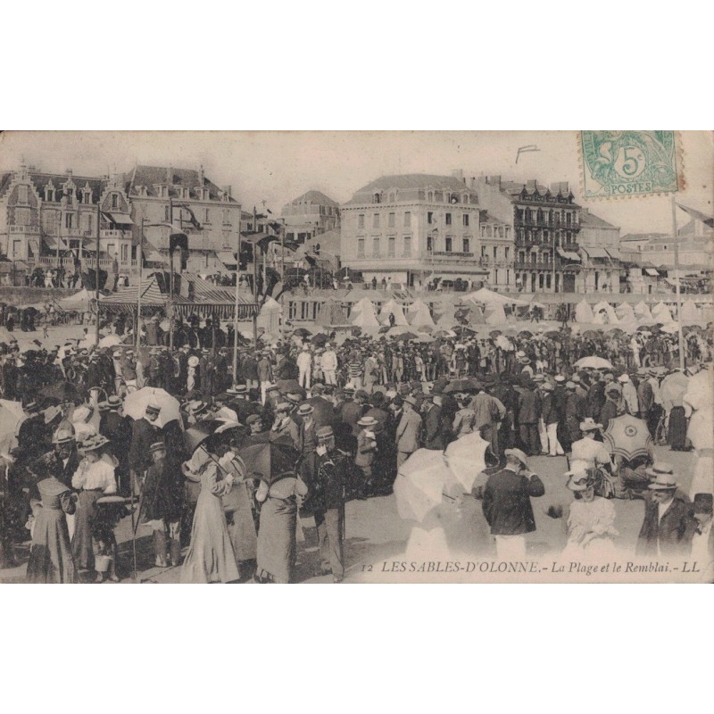 LES SABLES DOLONNE - LA PLAGE ET LE REMBLAI - BELLE ANNIMATION - CARTE AVEC TEXTE DATEE DE 1906.