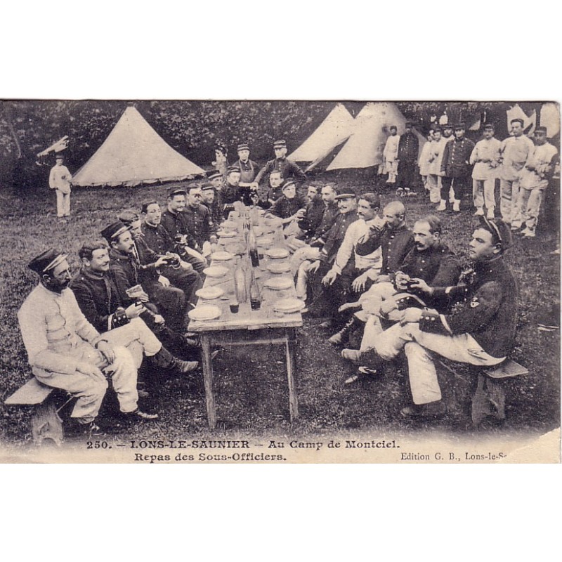 LONS LE SAUNIER - AU CAMP DE MONTCIEL - REPAS DES SOUS OFFICIERS - CARTE DATEE DE 1906.