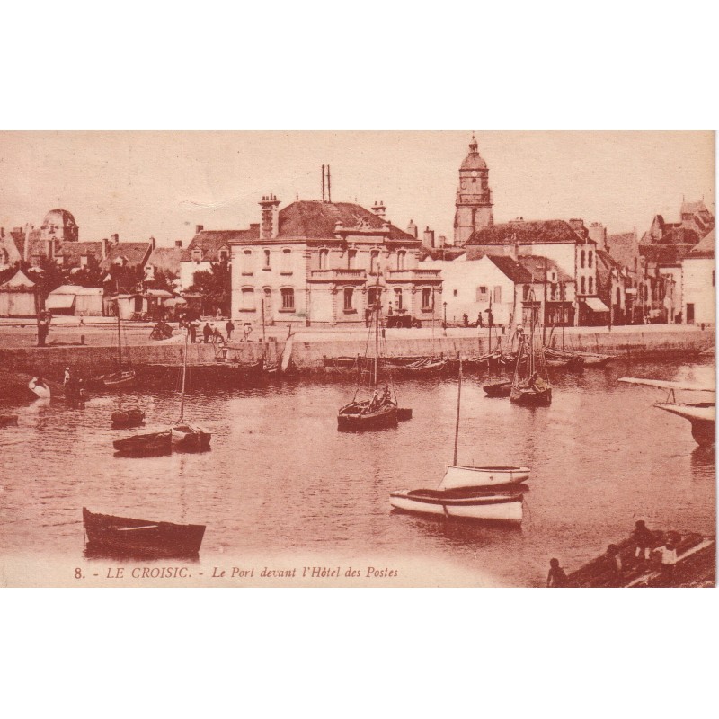 LE CROISIC - LE PORT DEVANT L'HOTEL DES POSTES - CARTE DATEE DE 1924.