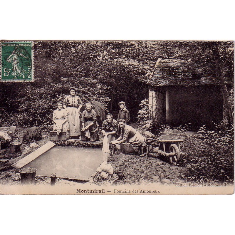 MONTMIRAIL - FONTAINE DES AMOUREUX - ANIMATION - LES LAVANDIERES - CARTE DATEE DE 1911.