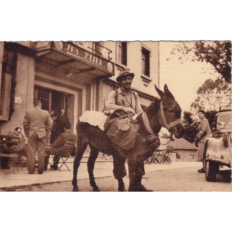 LA BASTIDE - UN HOMME AVEC SON ANE DEVANT LE CAFE "LES PINS" - CARTE DATEE DE 1962.