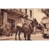 LA BASTIDE - UN HOMME AVEC SON ANE DEVANT LE CAFE "LES PINS" - CARTE DATEE DE 1962.