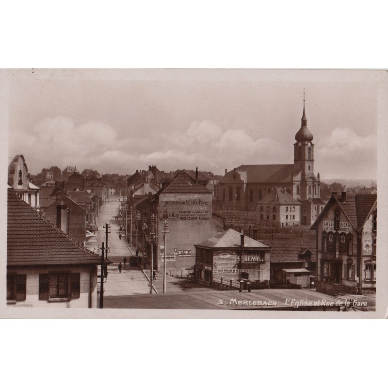 MERLEBACH - L'EGLISE ET RUE DE LA GARE - CARTE NON CIRCUULEE.