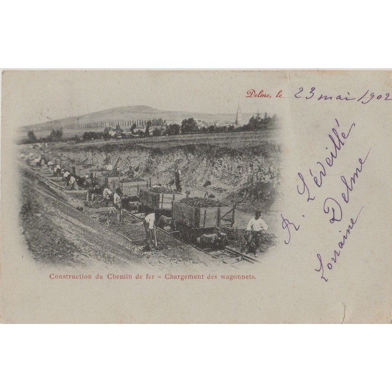 DELME - CONSTRUCTION DU CHEMIN DE FER - CHARGEMENT DES WAGONNETS - RARE - ANIMATION - CARTE DATE DE 1902 - OCCUPATION.