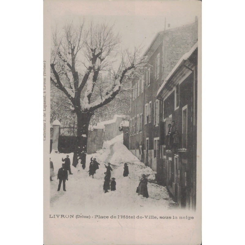 LIVRON - PLACE DE L'HOTEL DE VILLE SOUS LA NEIGE - ANIMATION - CARTE NON CIRCULEE.
