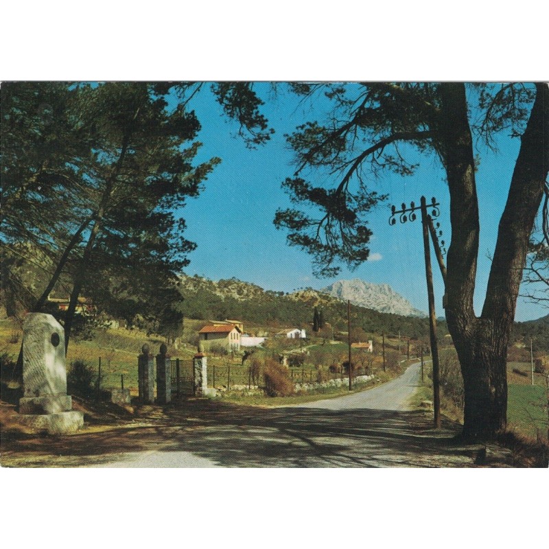 LE THOLONET - STELE DE CEZANNE AU FOND LE MASSIF DE LA SAINTE VICTOIRE - CARTE NON CIRCULEE.