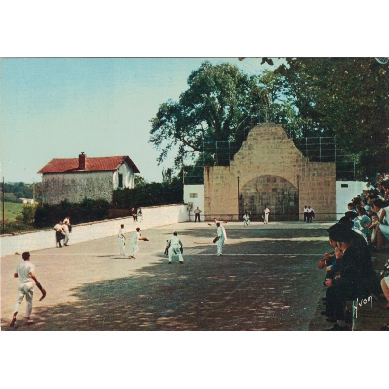 PAYS BASQUE  - UN FRONTON - PARTIE DE PELOTE A GRAND CHISTERA - SPORT - CARTE NON CIRCULEE.