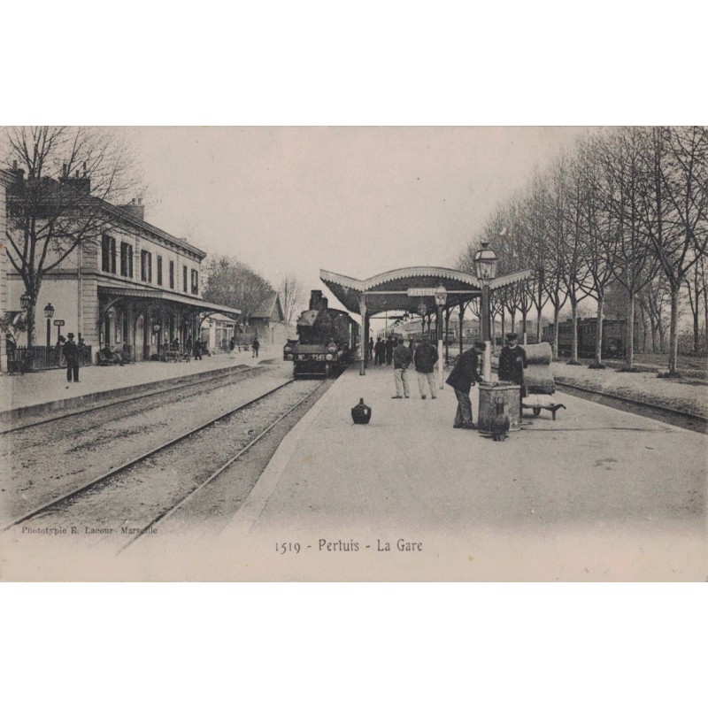 PERTUIS - LA GARE - ANIMATION - LOCOMOTIVE - CARTE NON CIRCULEE.