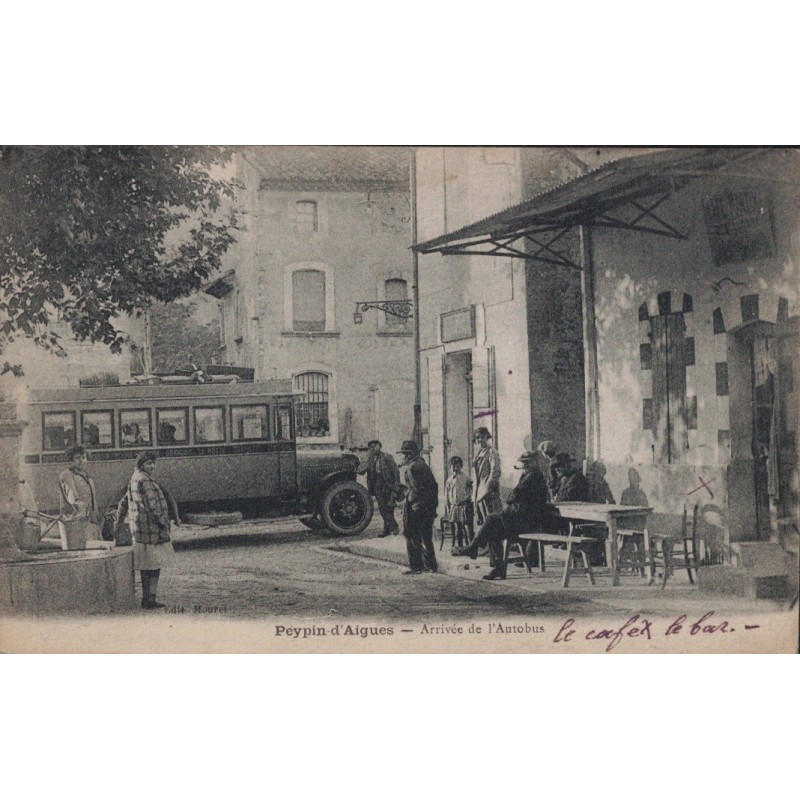 PEYPIN D'AIGUES - ARRIVEE DE L'AUTOBUS - LE CAFE - LE BAR - RARE CARTE - ANIMATION - CARTE AVEC TEXTE.