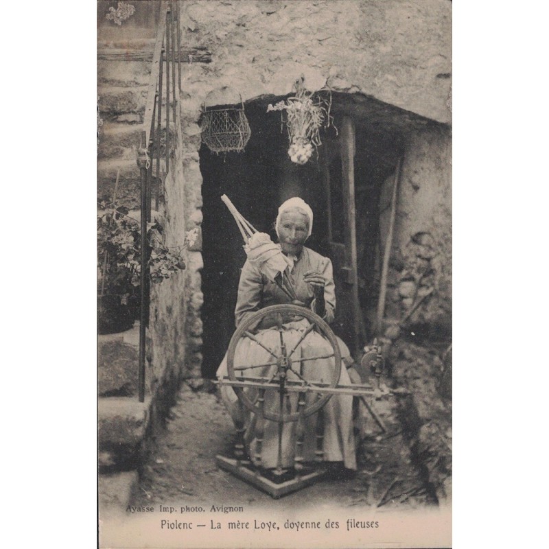 PIOLENC - LA MERE LOYE - DOYENNE DES FILEUSES - METIER - CARTE NON CIRCULEE.