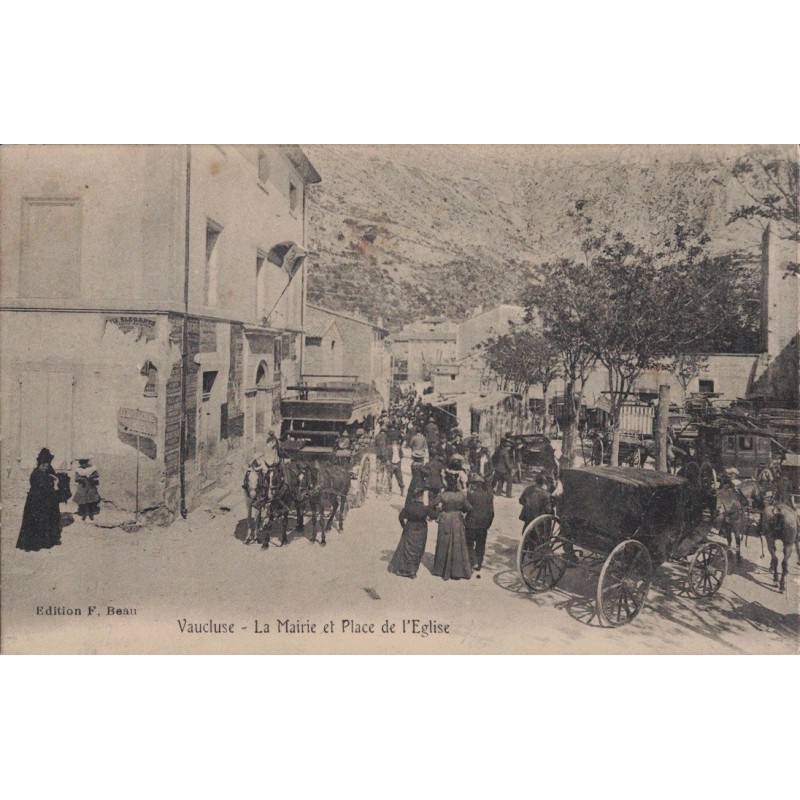 FONTAINE DE VAUCLUSE - LA MAIRIE ET PLACE DE L'EGLISE - ATTELAGE - ANIMATION - CARTE NON CIRCULEE.