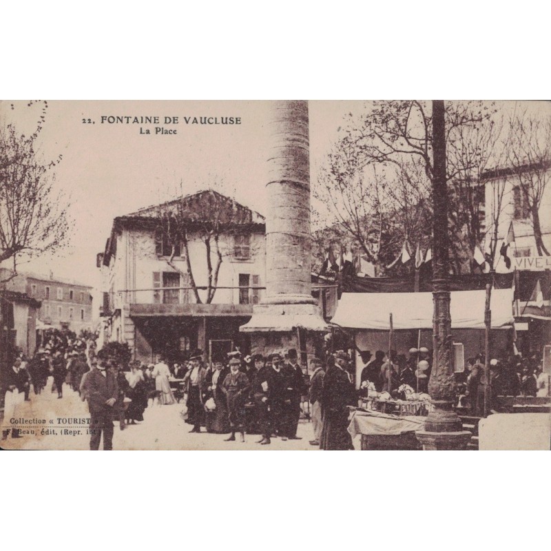FONTAINE DE VAUCLUSE - LA PLACE - ANIMATION - CARTE POSTALE AVEC TEXTE.