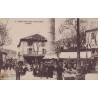 FONTAINE DE VAUCLUSE - LA PLACE - ANIMATION - CARTE POSTALE AVEC TEXTE.