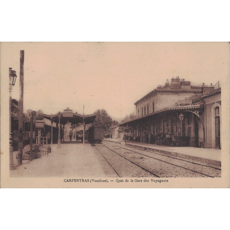CARPENTRAS - QUAI DE LA GARE DE VOYAGEURS - CARTE DATEE DE 1926.
