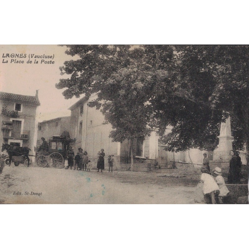 LAGNES - LA PLACE DE LA POSTE - LA DILIGENCE - CARTE DATEE DE 1936.