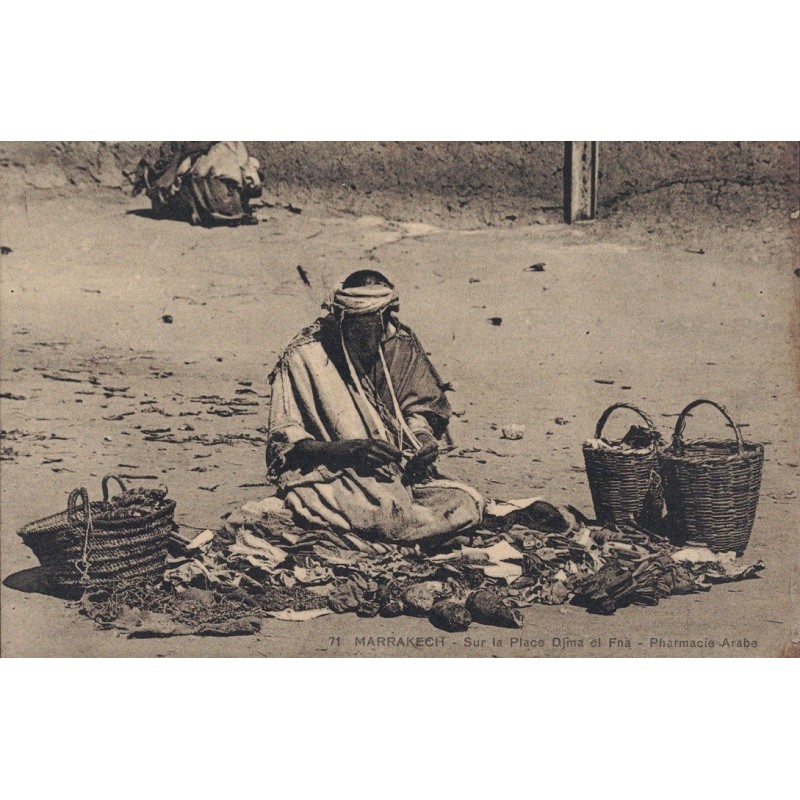 MAROC - MARRAKECH - SUR LA PLACE DJIMA EL FNA - PHARMACIE ARABE - METIER -CARTE NON CIRCULEE.