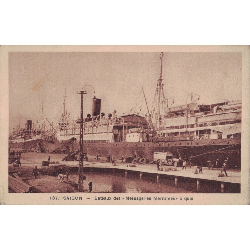 SAIGON - BATEAUX DES MESSAGERIES MARITIMES A QUAI - CARTE NON CIRCULEE.