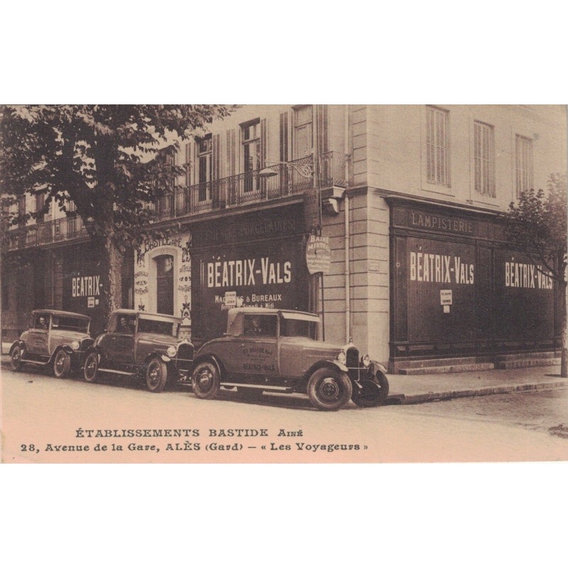 ALAIS - ETABLISSEMENT BASTIDE AINE - 28 AVENUE DE LA GARE - LES VOYAGEURS AU VOLANT DES VOITURES  - CARTE NON CIRCULEE.