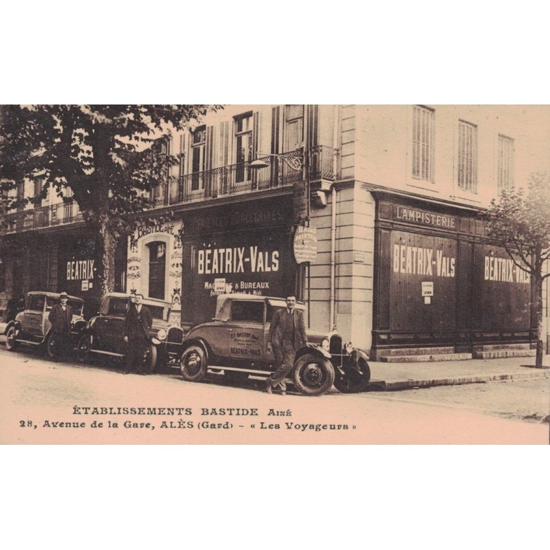 ALAIS - ETABLISSEMENT BASTIDE AINE - 28 AVENUE DE LA GARE - LES VOYAGEURS DEVANT LES VOITURES  - CARTE NON CIRCULEE.